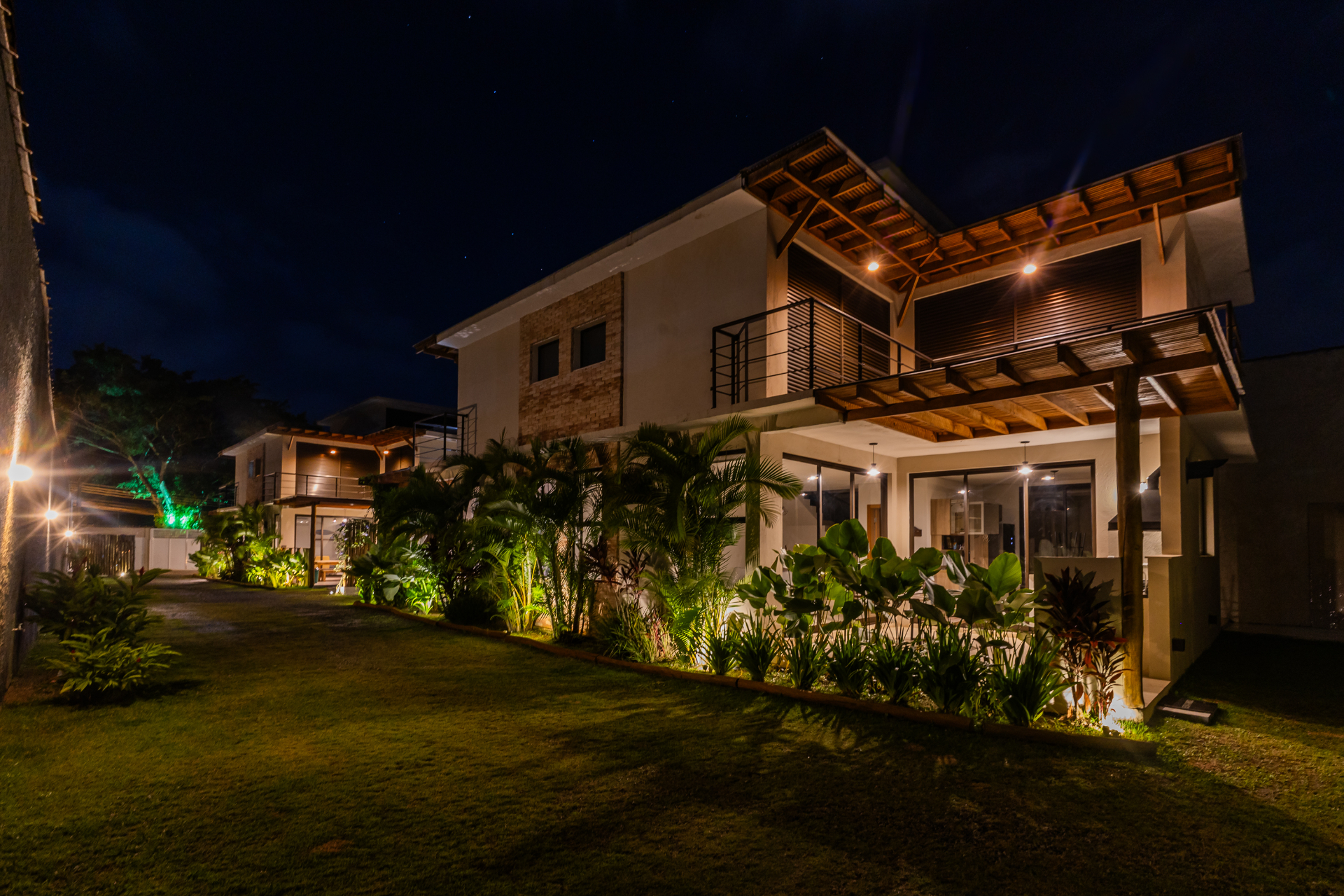 Casas modernas iluminadas à noite