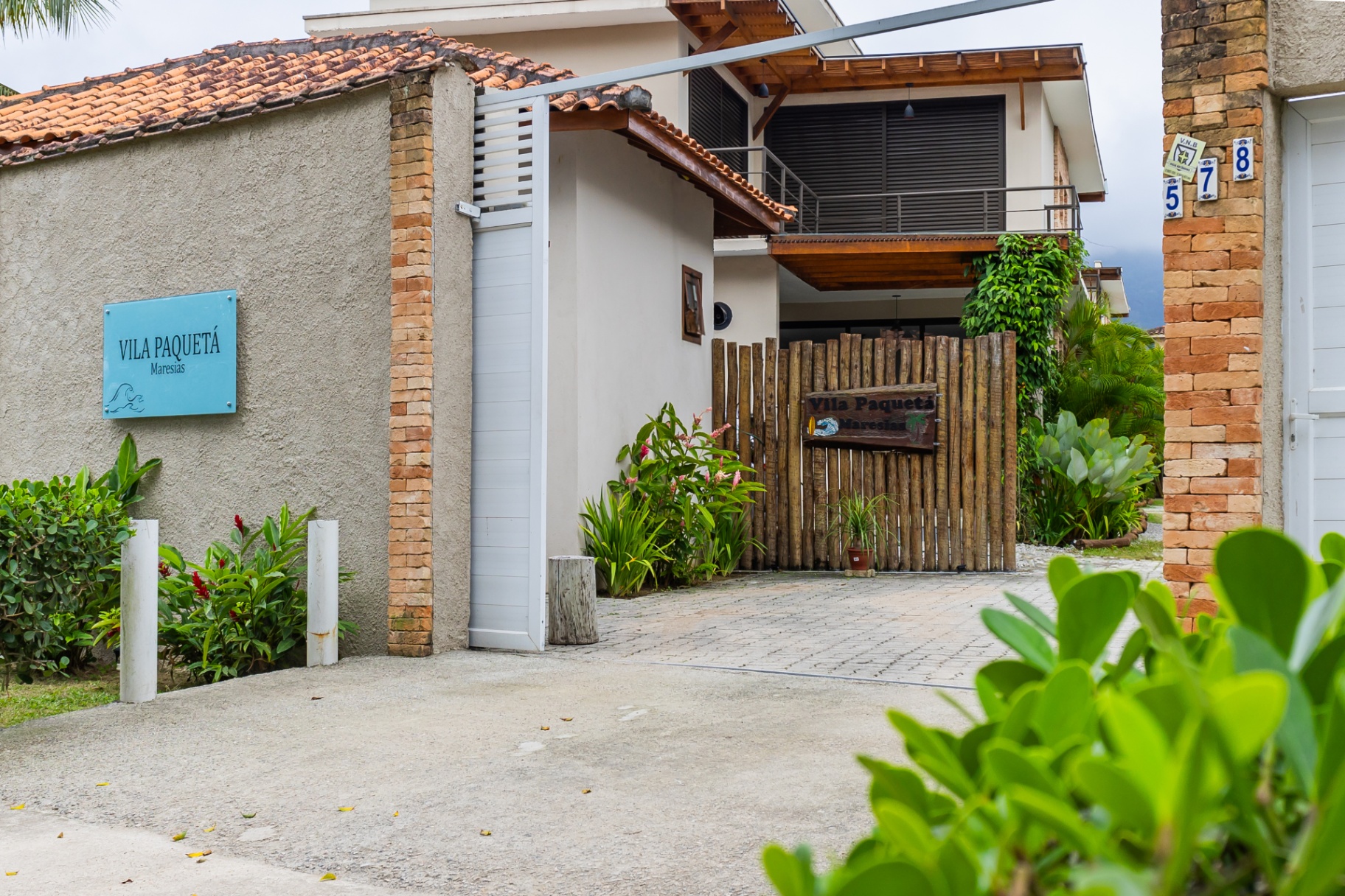 Detalhe da fachada com placa Vila Paquetá