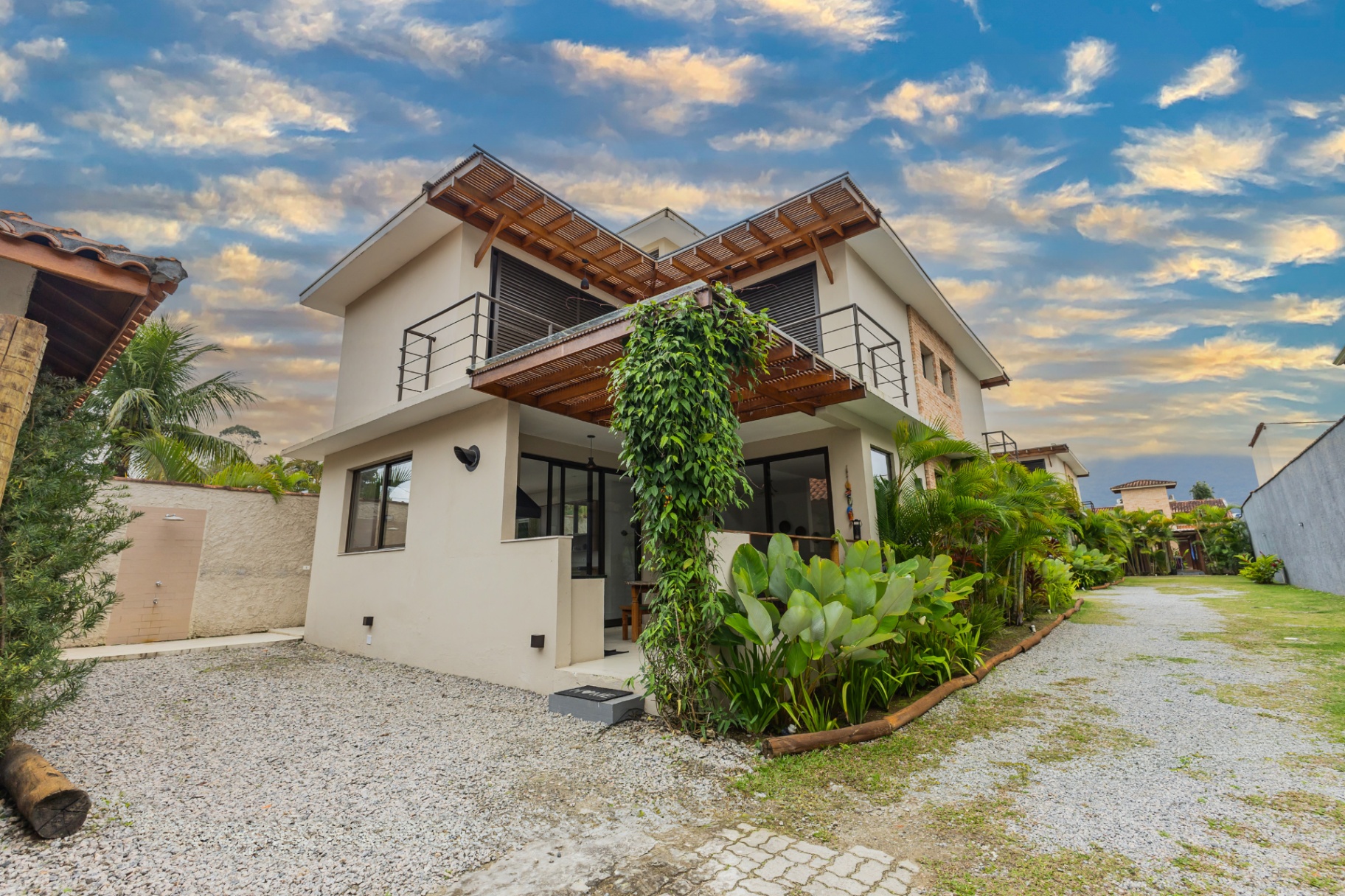 Fachada da casa moderna ao entardecer