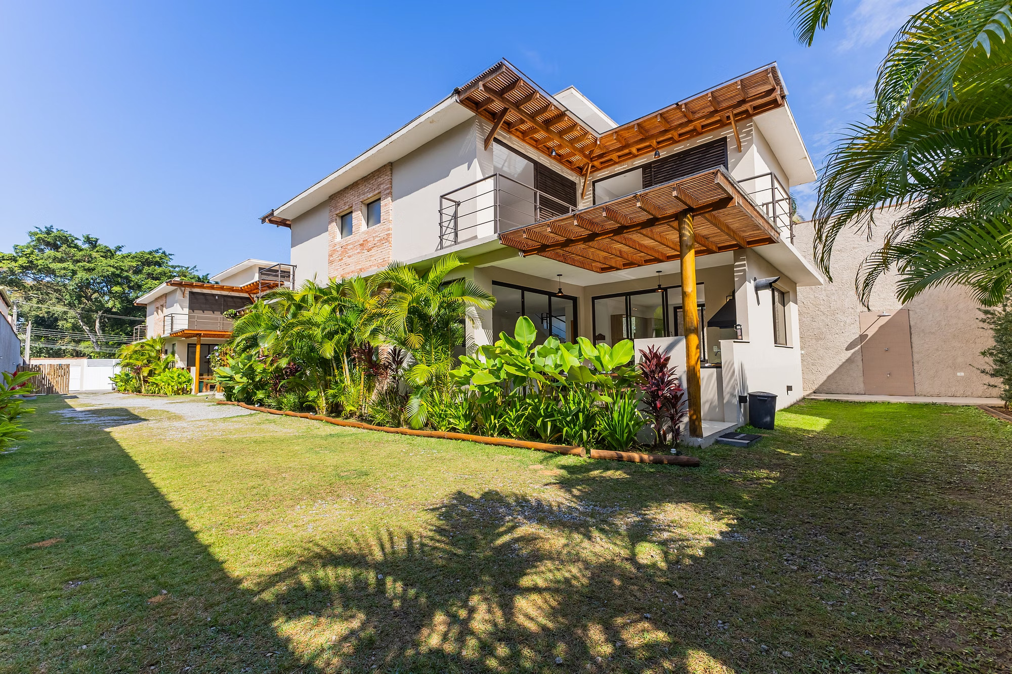 Casas modernas em madeira e tijolo aparente